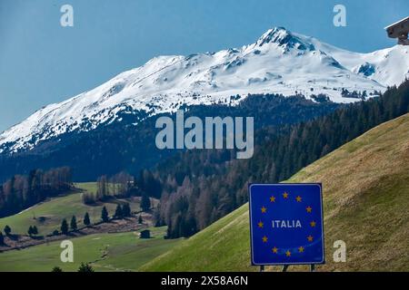 Schneebedeckte Berggipfel hinter grünen Almwiesen an der Grenze zwischen Österreich und Italien Stockfoto