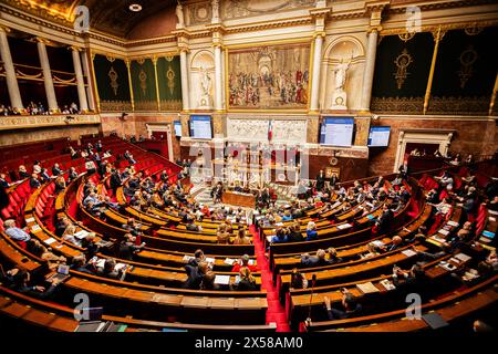 Paris, Frankreich. Mai 2024. Allgemeine Ansicht der Nationalversammlung während der Sitzung der Fragen an die Regierung. Eine wöchentliche Sitzung der Befragung der französischen Regierung findet in der Nationalversammlung im Palais Bourbon in Paris statt. (Foto: Telmo Pinto/SOPA Images/SIPA USA) Credit: SIPA USA/Alamy Live News Stockfoto