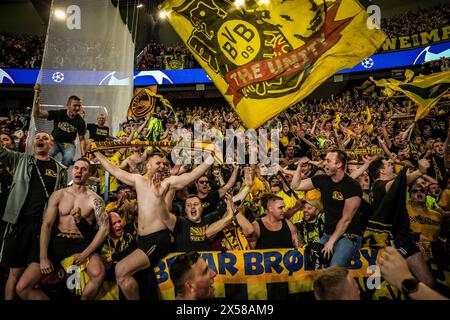 Paris, Frankreich. Mai 2024. © Sebastien Muylaert/MAXPPP - Paris 07/05/2024 Fans von Dortmund feiern im Halbfinalspiel der UEFA Champions League zwischen Paris und Dortmund im Parc des Princes in Paris, Frankreich. 07.05.2024 Credit: MAXPPP/Alamy Live News Stockfoto