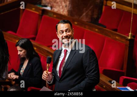 Paris, Frankreich. Mai 2024. Sebastien Delogu, stellvertretender Vertreter der La France Insoumise-Gruppe, wurde während der Fragen an die Regierungssitzung in der Nationalversammlung gesehen. Eine wöchentliche Sitzung der Befragung der französischen Regierung findet in der Nationalversammlung im Palais Bourbon in Paris statt. Quelle: SOPA Images Limited/Alamy Live News Stockfoto
