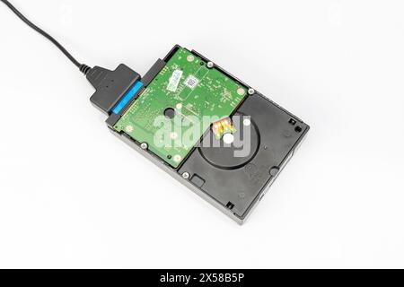Eine externe Festplatte für Desktop-Computer isoliert auf weißem Hintergrund: 25. Januar 2024 - Pakistan. Stockfoto