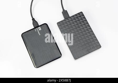 Westren Digital und Seagate tragbare externe Festplatte, verbunden mit einem Kabel mit Computer: 25. Januar 2024 - Pakistan. Stockfoto