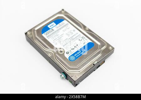Eine 500 GB SATA Desktop Western digitale Festplatte intern auf isoliertem weißem Hintergrund: 25. Januar 2024 - Pakistan. Stockfoto