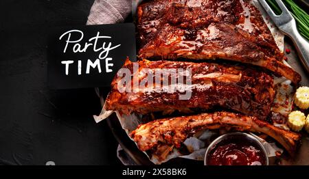 Heiße gegrillte Spare Ribs von einem Sommer BBQ serviert auf einem Teller mit Sauce. Draufsicht. Stockfoto