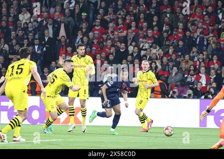 Paris, Frankreich. Mai 2024. © PHOTOPQR/LE PARISIEN/Fred Dugit ; Paris ; 07/05/2024 ; Sport Parc des Princes (Paris XVIe), le 7 mai 2024 1/2 Finale retour de ligue des Champions PSG - Dortmund Mats Hummels et Kylian Mbappé. Foto LP/Fred Dugit 1/2 Finale Rückkehr der Champions League *** Lokaler Titel *** PSG - Dortmund Credit: MAXPPP/Alamy Live News Stockfoto