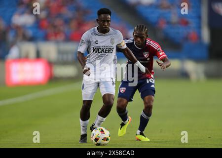 Frisco, Texas, USA. Mai 2024. Der AKEEM O’CONNOR-WARD von Memphis 901 FC (14) hält den Ball im Besitz, als der Mittelfeldspieler KATLEGO NTSABELENG (16) im Toyota Stadium am Dienstag in Frisco, Texas, bei seinem Spiel im Lamar Hunt U.S. Open Cup in der Runde 32 verfolgt. (Kreditbild: © Brian McLean/ZUMA Press Wire) NUR REDAKTIONELLE VERWENDUNG! Nicht für kommerzielle ZWECKE! Stockfoto