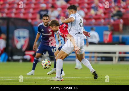 Frisco, Texas, USA. Mai 2024. Der FC Dallas Mittelfeldspieler ASIER ILLARRAMENDI (14) und LUCAS HENRIQUE TURCI (8) von Memphis 901 FC verwickeln sich beim Kampf um den Ball während des Lamar Hunt U.S. Open Cup-Spiels der Runde 32 im Toyota Stadium am Dienstag in Frisco, Texas. Im Hintergrund ist FC Dallas Forward JESUS FERREIRA CASTRO (Credit Image: © Brian McLean/ZUMA Press Wire) NUR REDAKTIONELLE VERWENDUNG! Nicht für kommerzielle ZWECKE! Stockfoto
