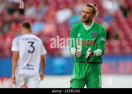 Frisco, Texas, USA. Mai 2024. Der Torhüter JOHN TYLER DERIC (1) aus Memphis 901 FC ermutigt einen Teamkollegen zu einem defensiven Spiel während des Lamar Hunt U.S. Open Cup-Spiels in der Runde 32 gegen den FC Dallas im Toyota Stadium am Dienstag in Frisco, Texas. (Kreditbild: © Brian McLean/ZUMA Press Wire) NUR REDAKTIONELLE VERWENDUNG! Nicht für kommerzielle ZWECKE! Stockfoto