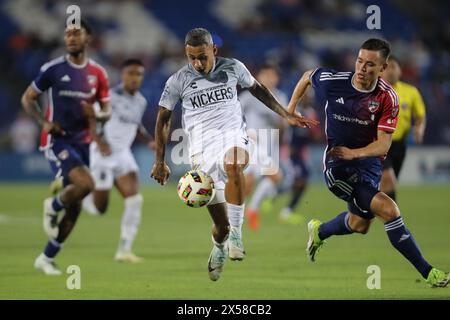 Frisco, Texas, USA. Mai 2024. LUIZ FERNANDO NASCIMENTO (9) von Memphis 901 FC gewinnt die Kontrolle über den Ball, als der FC Dallas-Verteidiger SAM JUNQUA (29) bei seinem Lamar Hunt U.S. Open Cup-Spiel in der Runde 32 am Dienstag im Toyota Stadium in Frisco, Texas, die Kontrolle über den Ball gewinnt. (Kreditbild: © Brian McLean/ZUMA Press Wire) NUR REDAKTIONELLE VERWENDUNG! Nicht für kommerzielle ZWECKE! Stockfoto