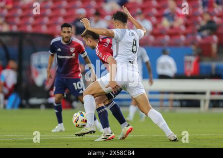 Frisco, Texas, USA. Mai 2024. Der FC Dallas Mittelfeldspieler ASIER ILLARRAMENDI (14) und LUCAS HENRIQUE TURCI (8) von Memphis 901 FC verwickeln sich beim Kampf um den Ball während des Lamar Hunt U.S. Open Cup-Spiels der Runde 32 im Toyota Stadium am Dienstag in Frisco, Texas. Im Hintergrund ist FC Dallas Forward JESUS FERREIRA CASTRO (Credit Image: © Brian McLean/ZUMA Press Wire) NUR REDAKTIONELLE VERWENDUNG! Nicht für kommerzielle ZWECKE! Stockfoto