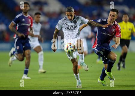 Frisco, Texas, USA. Mai 2024. LUIZ FERNANDO NASCIMENTO (9) von Memphis 901 FC gewinnt die Kontrolle über den Ball, als der FC Dallas-Verteidiger SAM JUNQUA (29) bei seinem Lamar Hunt U.S. Open Cup-Spiel in der Runde 32 am Dienstag im Toyota Stadium in Frisco, Texas, die Kontrolle über den Ball gewinnt. (Kreditbild: © Brian McLean/ZUMA Press Wire) NUR REDAKTIONELLE VERWENDUNG! Nicht für kommerzielle ZWECKE! Stockfoto