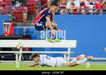 Frisco, Texas, USA. Mai 2024. Der FC Dallas-Verteidiger SAM JUNQUA (29) springt in der ersten Spielhälfte des Lamar Hunt U.S. Open Cup-Spiels in Runde 32 im Toyota Stadium am Dienstag in Frisco, Texas, eine Kollision mit ZACHARY DUNCAN (6) aus Memphis 901 FC (6) zu vermeiden. (Kreditbild: © Brian McLean/ZUMA Press Wire) NUR REDAKTIONELLE VERWENDUNG! Nicht für kommerzielle ZWECKE! Stockfoto