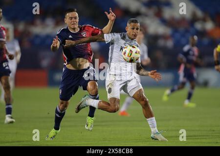 Frisco, Texas, USA. Mai 2024. Der FC Dallas-Verteidiger SAM JUNQUA (29) und LUIZ FERNANDO NASCIMENTO (9) aus Memphis 901 (9) verfolgen den Ball während des Lamar Hunt U.S. Open Cup-Spiels der Runde 32 im Toyota Stadium am Dienstag in Frisco, Texas. (Kreditbild: © Brian McLean/ZUMA Press Wire) NUR REDAKTIONELLE VERWENDUNG! Nicht für kommerzielle ZWECKE! Stockfoto