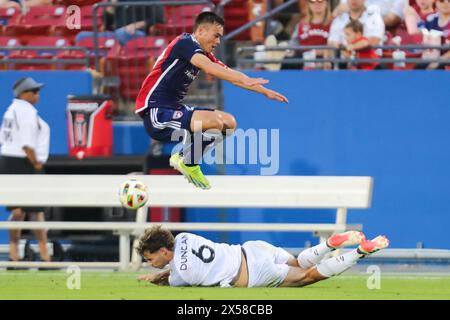 Frisco, Texas, USA. Mai 2024. Der FC Dallas-Verteidiger SAM JUNQUA (29) springt in der ersten Spielhälfte des Lamar Hunt U.S. Open Cup-Spiels in Runde 32 im Toyota Stadium am Dienstag in Frisco, Texas, eine Kollision mit ZACHARY DUNCAN (6) aus Memphis 901 FC (6) zu vermeiden. (Kreditbild: © Brian McLean/ZUMA Press Wire) NUR REDAKTIONELLE VERWENDUNG! Nicht für kommerzielle ZWECKE! Stockfoto