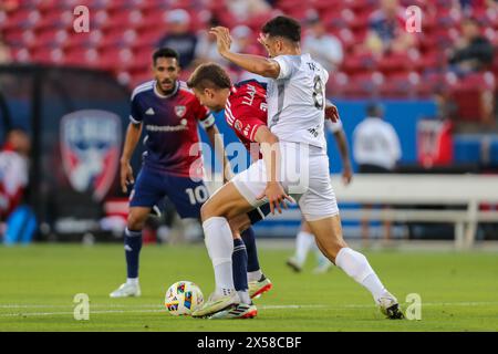 Frisco, Texas, USA. Mai 2024. Der FC Dallas Mittelfeldspieler ASIER ILLARRAMENDI (14) und LUCAS HENRIQUE TURCI (8) von Memphis 901 FC verwickeln sich beim Kampf um den Ball während des Lamar Hunt U.S. Open Cup-Spiels der Runde 32 im Toyota Stadium am Dienstag in Frisco, Texas. Im Hintergrund ist FC Dallas Forward JESUS FERREIRA CASTRO (Credit Image: © Brian McLean/ZUMA Press Wire) NUR REDAKTIONELLE VERWENDUNG! Nicht für kommerzielle ZWECKE! Stockfoto