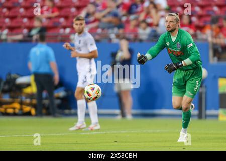 Frisco, Texas, USA. Mai 2024. JOHN TYLER DERIC (1), Torwart JOHN TYLER 901 FC, wirft den Ball während des Lamar Hunt U.S. Open Cup-Spiels der Runde 32 gegen den FC Dallas im Toyota Stadium am Dienstag in Frisco, Texas, an einen Teamkollegen. Im Hintergrund ist Memphis 901 FC Teamkollege CARSON VOM STEEG (Credit Image: © Brian McLean/ZUMA Press Wire) NUR REDAKTIONELLE VERWENDUNG! Nicht für kommerzielle ZWECKE! Stockfoto