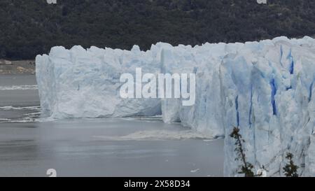 Majestätisches Perito Moreno Gletscher Kalben Erzeugt Wellen Stockfoto