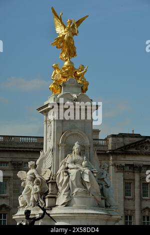 Aktenfoto vom 04/14 der Queen Victoria Memorial Statue, die sich vor dem Buckingham Palace im Zentrum Londons befindet. Sie wurde von der Prinzessin Royal als „die Hochzeitstorte“ in das Volksnacular Names Tool aufgenommen. Ein neues Tool wird es Rettungskräften ermöglichen, den Ort von Vorfällen im ganzen Vereinigten Königreich mithilfe von Spitznamen und umgangssprachlichen Namen zu ermitteln, wie Ordnance Survey (OS) angekündigt hat. Das Volksnacular Names Tool enthält bereits die Spitznamen von mehr als 9.000 Standorten, und das Betriebssystem hat mehr Blaulicht-Arbeiter gebeten, Spitznamen von ihrem Wohnort aus einzugeben. Ausgabedatum: Mittwoch, 8. Mai 2024. Stockfoto