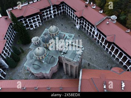 Blick über das heilige Rila-Kloster in Bulgarien aus der Vogelperspektive. Stockfoto