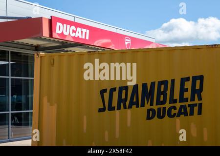 Bordeaux , Frankreich - 04 29 2024 : Ducati Scrambler schwarz gelbes Motorradzeichen Logo und Textmarke für modernes italienisches Motorrad Stockfoto