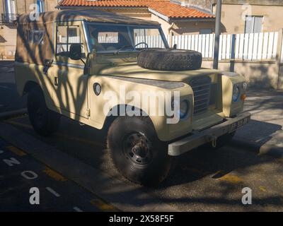 Bordeaux , Frankreich - 04 24 2024 : Land Rover Logo Marke und Textschild auf der Vorderseite eines britischen Oldtimer-Geländefahrzeugs Stockfoto