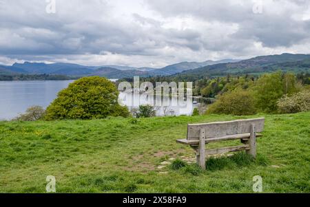 Eine Bank mit einem atemberaubenden Blick vom Aussichtspunkt des Queen Adelaides Hill, der auf das Ostufer des Lake Windermere im Lake District hinunterblickt Stockfoto