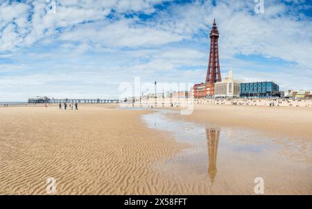 Der North Pier neben dem Blackpool Tower, der sich in einem Gezeitenbecken am Strand an der Flyde-Küste spiegelt, Lancashire, gesehen am 5. Mai 2024. Stockfoto