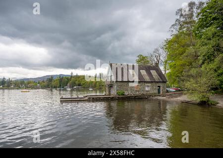 Ein traditionell gebautes Bootshaus, das sich am Lake Windermere in Rayrigg Meadow in Cumbria spiegelt und am 6. Mai 2024 gesehen wurde. Stockfoto
