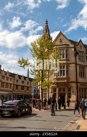 Die Niederlassung der Lloyds Bank in Sydney Street, Cambridge, England, Großbritannien. Ein denkmalgeschütztes Gebäude, das zuvor Foster und Company Bank beherbergte. Stockfoto