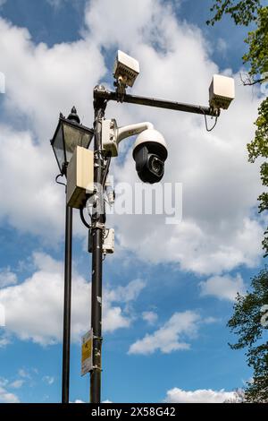 CCTV, Überwachungskameras und Ausrüstung, die an einem Pfosten vor einem blauen Himmel mit Wolken in Cambridge, England, Großbritannien installiert sind Stockfoto