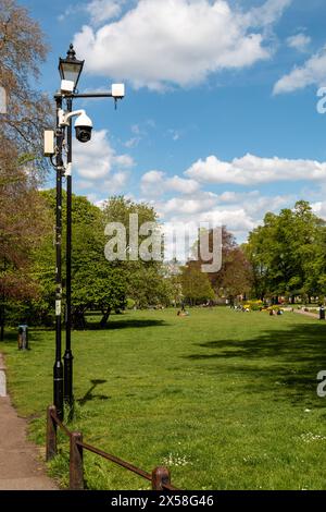 CCTV, Überwachungskameras und Ausrüstung, die an einem Pfosten gegen einen blauen Himmel mit Wolken im Christs Pieces Park in Cambridge, England, Großbritannien installiert sind Stockfoto