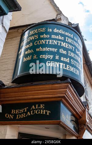 Traditionelles Pub-Schild im Champion of the Thames Pub mit Text über Zufriedenheit und Trinken, Cambridge, England, Großbritannien Stockfoto