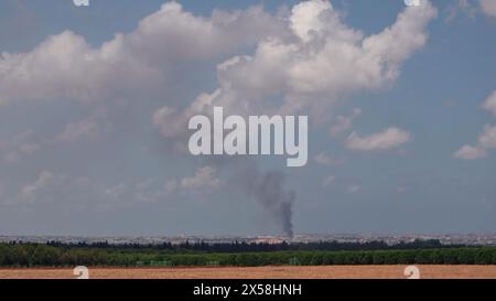 Nach dem israelischen Bombardement im südlichen Gazastreifen, während die Kämpfe zwischen Israel und der militanten Gruppe Hamas am 7. Mai 2024 an der Grenze zu Gaza, Israel, andauern. Stockfoto