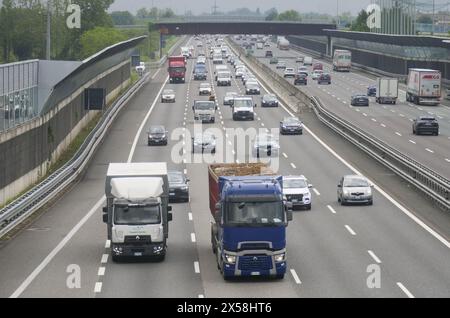 Bergamo, Italien. Mai 2024. In Italien nimmt der Straßengüterverkehr sechsmal schneller zu als die Schiene: 21 Milliarden Tonnen pro Kilometer auf der Schiene und 180 Milliarden Tonnen pro Kilometer auf der Autobahn. Quelle: Unabhängige Fotoagentur/Alamy Live News Stockfoto
