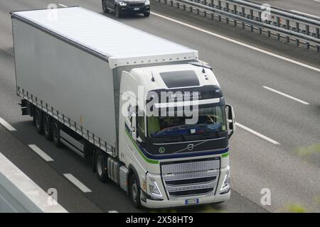 Bergamo, Italien. Mai 2024. In Italien nimmt der Straßengüterverkehr sechsmal schneller zu als die Schiene: 21 Milliarden Tonnen pro Kilometer auf der Schiene und 180 Milliarden Tonnen pro Kilometer auf der Autobahn. Quelle: Unabhängige Fotoagentur/Alamy Live News Stockfoto