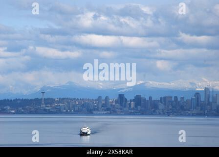 Eine Fähre, die Seattle verlässt, überquert den Puget Sound und die Elliot Bay auf dem Weg nach Manchester, Washington Stockfoto