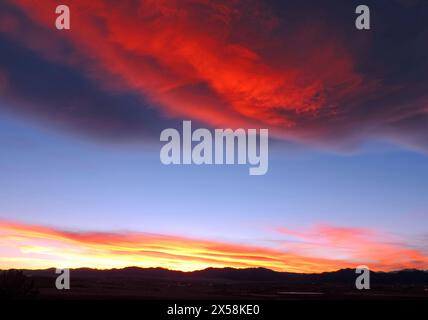 Farbenfroher Sonnenuntergang über den vorderen Gebirgszügen der felsigen Berge, von broomfield, colorado aus gesehen Stockfoto