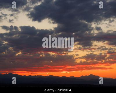 Dramatischer Sonnenuntergang von broomfield, Colorado, über den vorderen Gebirgszug der felsigen Berge Stockfoto