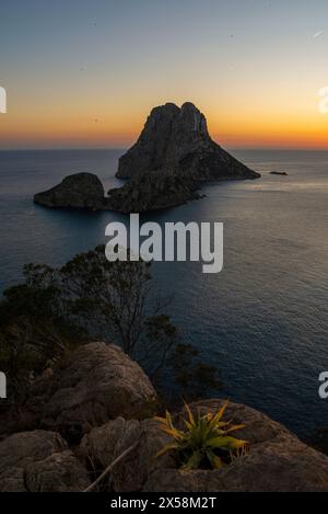 Blick auf den Sonnenuntergang der Insel es Vedra von den Klippen des kap Cap Jueu, Sant Josep de Sa Talaia, Ibiza, Balearen, Spanien Stockfoto