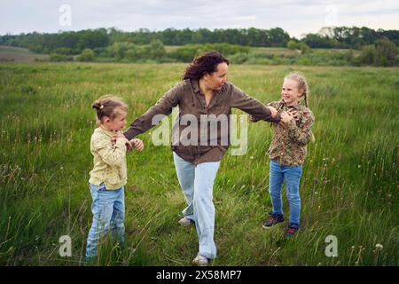 Eine Mutter zerbricht die Kinder, die im Regen auf dem Feld kämpfen Stockfoto