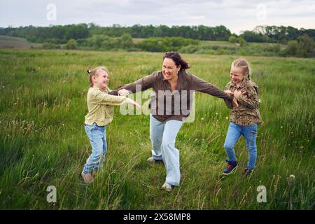 Eine Mutter zerbricht die Kinder, die im Regen auf dem Feld kämpfen Stockfoto