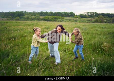 Eine Mutter zerbricht die Kinder, die im Regen auf dem Feld kämpfen Stockfoto