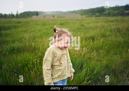 Eine Mutter zerbricht die Kinder, die im Regen auf dem Feld kämpfen Stockfoto