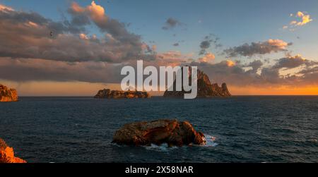 Panoramablick auf es Vedra und es Vedranell Inseln mit goldenem Licht und Sonnenuntergang Wolken, Sant Josep de Sa Talaia, Ibiza, Balearen, Spanien Stockfoto