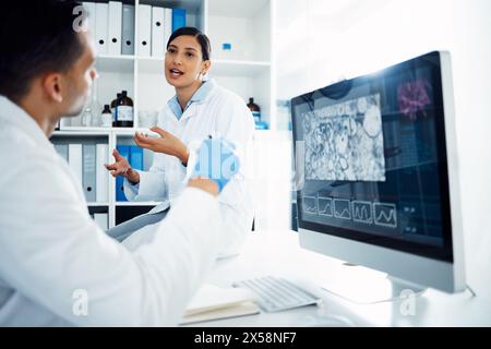 Computer, Diskussion und Team von Wissenschaftlern im Labor, die Mikroorganismen, dna oder Partikel untersuchen. Wissenschaft, Technologie und Pharmazie Stockfoto