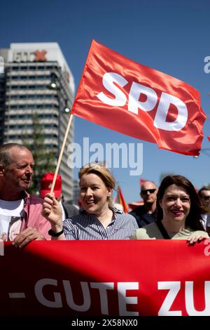 Franziska Giffey, 1. Mai DGB DEU, Deutschland, Deutschland, Berlin, 01.05.2024 Franziska Giffey , Senatorin für Wirtschaft und Vorsitzende der Berliner SPD mit Fahne der SPD auf der Demonstration von internationalen Gewerkschaften, linken Initiativen und des Gewerkschaftsverbandes DGB zum 01. Mai 2024 und dem Tag der Arbeit für einen Fairen Lohn, Solidaritaet und gerechte Arbeitsbedingungen unter dem Motto 1.Mai mehr Lohn mehr Freizeit mehr Sicherhei in Berlin Deutschland en: Franziska Giffey, Senatorin für Wirtschaft und Vorsitzende der Berliner SPD mit der SPD-Flagge bei der Demonstration durch das Internat Stockfoto