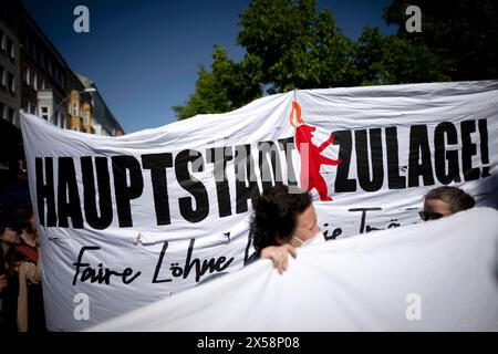 1. Mai DGB DEU, Deutschland, Deutschland, Berlin, 01.05.2024 Demonstranten mit transparenten Hauptstadtzulage für alle und Freie Traeger auf der Demonstration von internationalen Gewerkschaften, linken Initiativen und des Gewerkschaftsverbandes DGB zum 01. Mai 2024 und dem Tag der Arbeit für einen Fairen Lohn, Solidaritaet und gerechte Arbeitsbedingungen unter dem Motto 1.Mai mehr Lohn mehr Freizeit mehr Sicherhei in Berlin Deutschland en: Demonstranten mit Banner-Kapitalzuschuss für alle und unabhängige Anbieter bei der Demonstration von internationalen Gewerkschaften, linken Initiativen und dem DGB Stockfoto