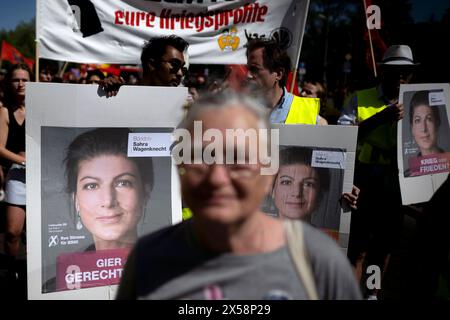 BSW Sahra Wagenknecht, 1. Mai Demo DEU, Deutschland, Deutschland, Berlin, 01.05.2024 Demonstranten der Partei Buendnis Bündnis BSW Sahra Wagenknecht mit Plakat für die Europawahl Foto Sahra Wagenknecht Gier und Gerechtigkeit auf der Demonstration von internationalen Gewerkschaften, linken Initiativen und des Gewerkschaftsverbandes DGB zum 01. Mai 2024 und dem Tag der Arbeit für einen Fairen Lohn, Solidaritaet und gerechte Arbeitsbedingungen unter dem Motto 1.Mai mehr Lohn mehr Freizeit mehr Sicherhei in Berlin Deutschland en: Demonstranten der Allianz BSW Sahra Wagenknecht mit einer poste Stockfoto