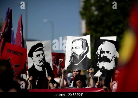 1. Mai DGB DEU, Deutschland, Deutschland, Berlin, 01.05.2024 Demonstranten mit Plakat von Fotos Friedrich Engels Karl Marx und Lenin Wladimir Iljitsch Uljanow auf der Demonstration von internationalen Gewerkschaften, linken Initiativen und des Gewerkschaftsverbandes DGB zum 01. Mai 2024 und dem Tag der Arbeit für einen Fairen Lohn, Solidaritaet und gerechte Arbeitsbedingungen unter dem Motto 1.Mai mehr Lohn mehr Freizeit mehr Sicherhei in Berlin Deutschland en: Demonstratoren mit Poster von Fotos von Friedrich Engels Karl Marx und Lenin Vladimir Iljitsch Ulyanov bei der Demonstration von International u Stockfoto