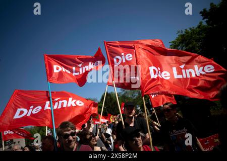 Die Linke, 1. Mai Demo DEU, Deutschland, Deutschland, Berlin, 01.05.2024 Demonstranten der Partei die linke Linkspartei mit roten Fahnen auf der Demonstration von internationalen Gewerkschaften, linken Initiativen und des Gewerkschaftsverbandes DGB zum 01. Mai 2024 und dem Tag der Arbeit für einen Fairen Lohn, Solidaritaet und gerechte Arbeitsbedingungen unter dem Motto 1.Mai mehr Lohn mehr Freizeit mehr Sicherhei in Berlin Deutschland en: Demonstranten der Partei Linkspartei mit roten Fahnen bei der Demonstration internationaler Gewerkschaften, linker Initiativen und des DGB-gewerkschaftsverbandes Stockfoto